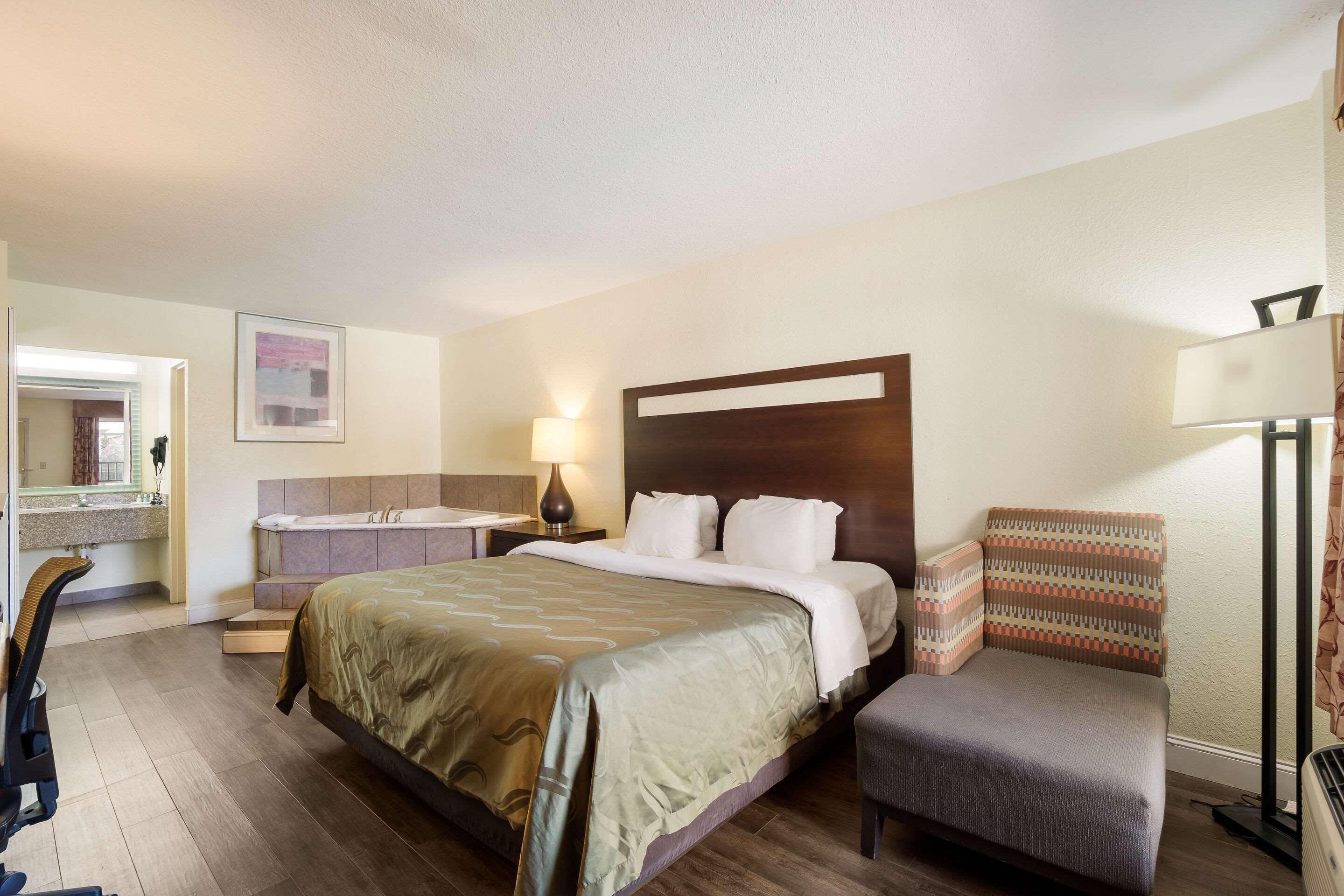 Quality Inn & Suites Conference Center Statesboro Historic District Esterno foto