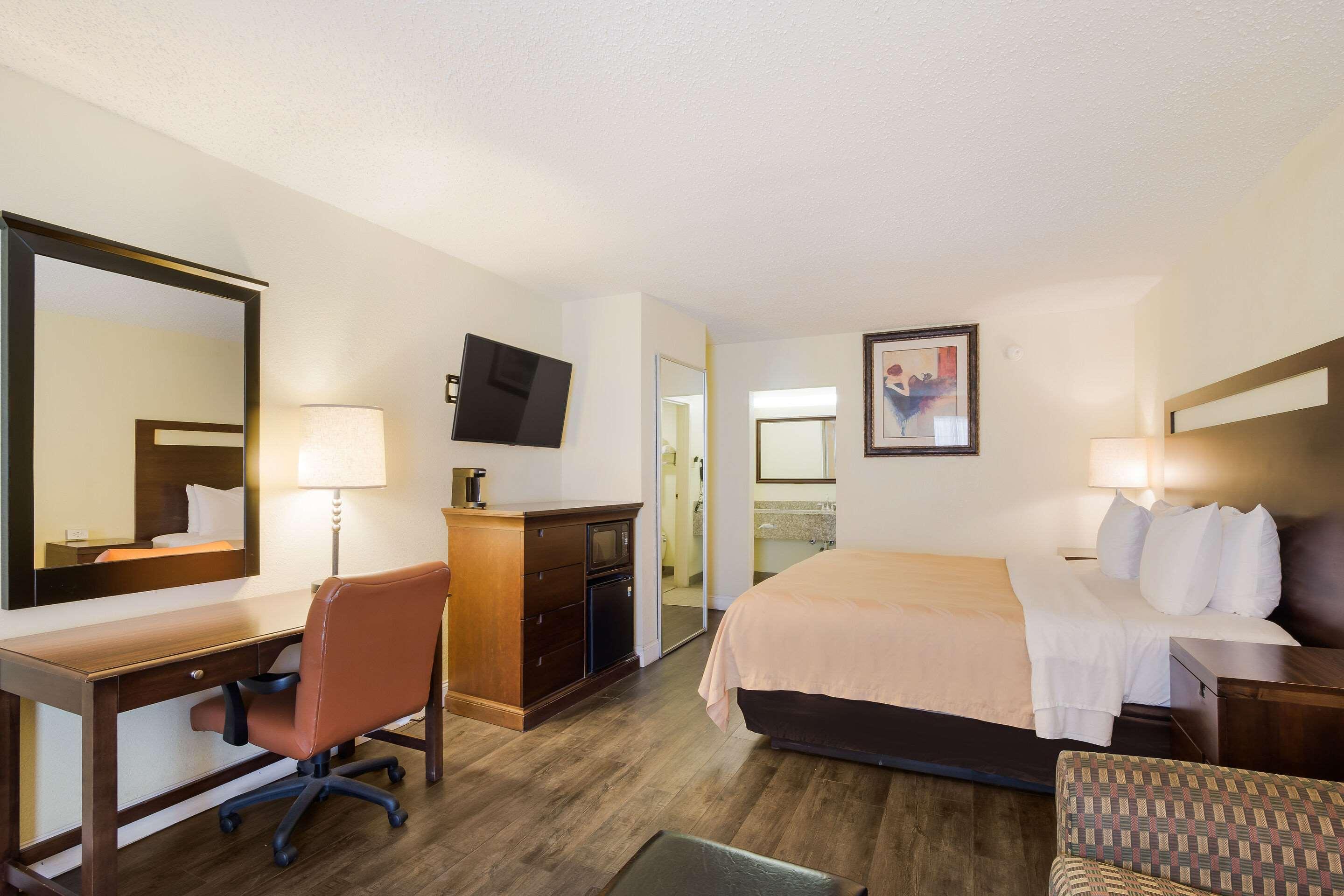 Quality Inn & Suites Conference Center Statesboro Historic District Esterno foto