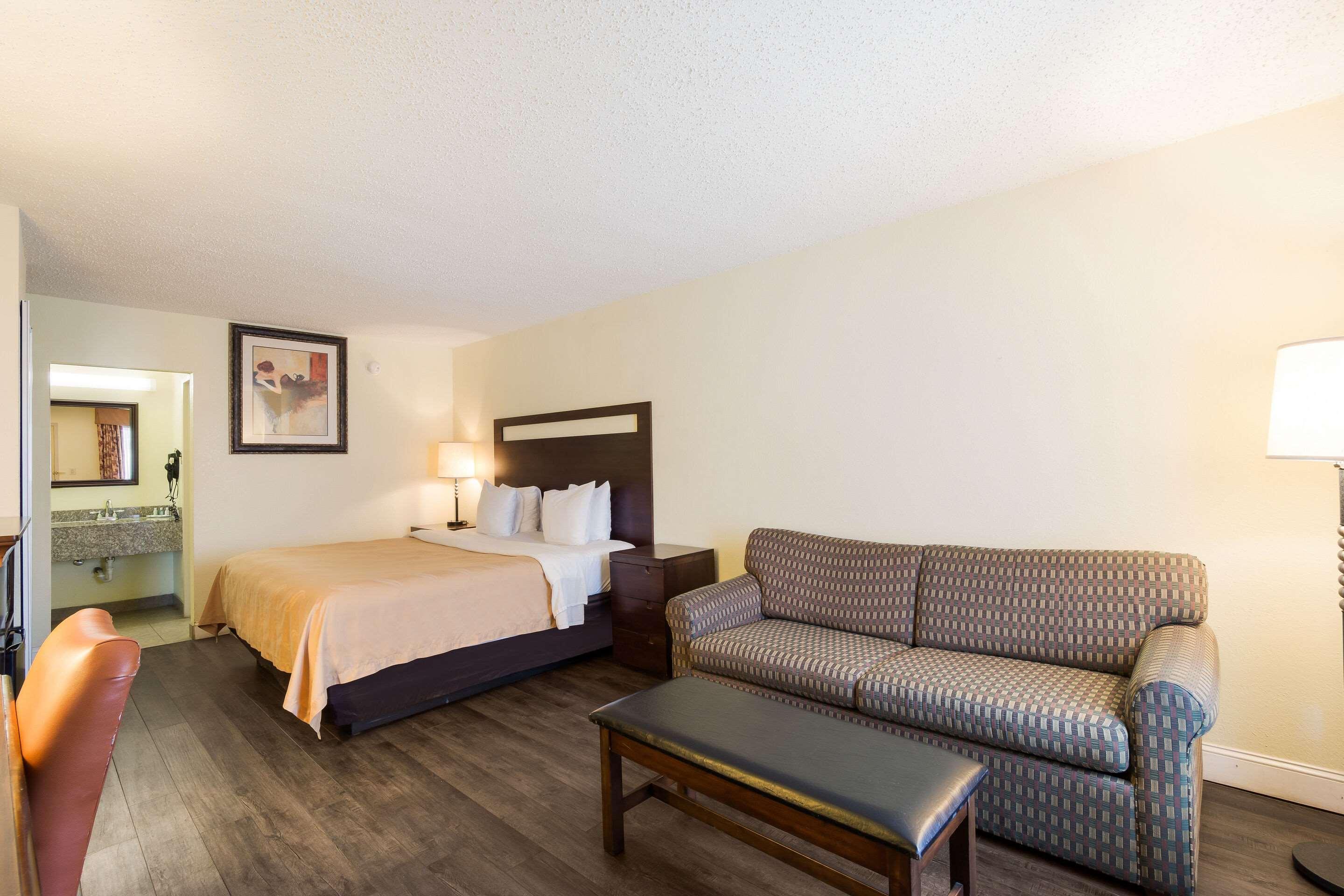 Quality Inn & Suites Conference Center Statesboro Historic District Esterno foto